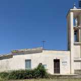 Dopo una manciata di metri si staglia la piccola chiesa di Maria Santissima del Monte Carmelo, un semplice edificio bianco il cui campanile racchiude una statua della Vergine